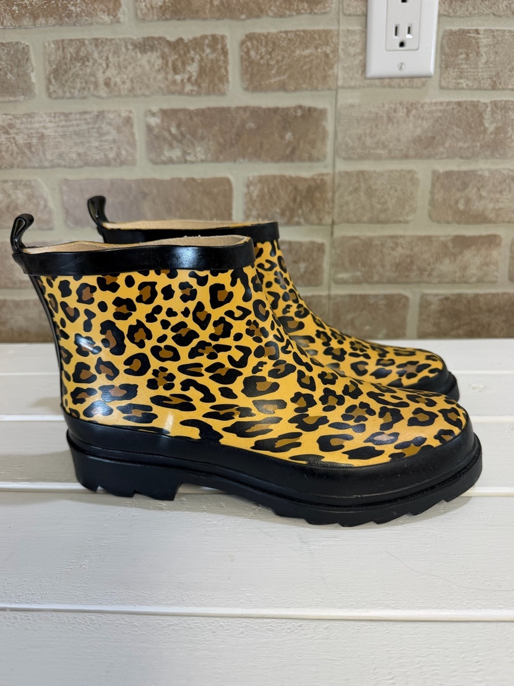 Via Rosa Leopard Print Waterproof Rain Boots Womens Sz 6 Chelsea Ankle Lug Boots